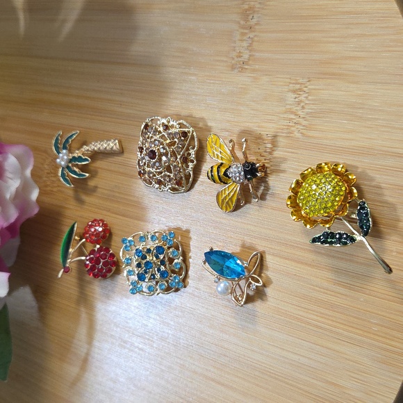 Jewelry - Elegant Gold and Colorful Set of 7 Brooches
